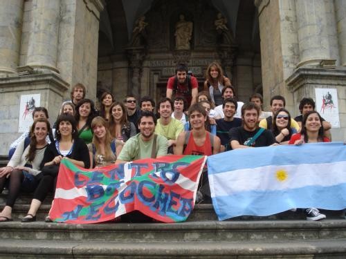 Los jóvenes necochenses y sus amigos de Euskal Herria posan en la Basílica de San Ignacio de Loyola (fotos I. Bilbao)